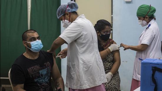 Mumbai, India - May 07, 2021: BMC medical staff inoculating Covishield vaccine to beneficiaries against Covid-19 at Rajawadi Hospital, Ghatkopar in Mumbai, India, on Friday, May 07, 2021. (Photo by Pratik Chorge/Hindustan Times) (Pratik Chorge/HT PHOTO)