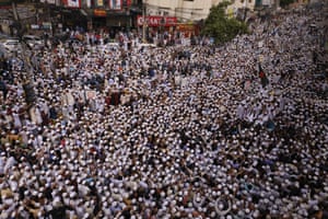 Thousands of Bangladeshi Muslims in Dhaka call for a boycott of French products